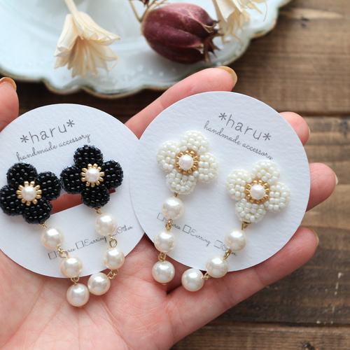 ブラックカボションとビーズ刺繍イヤリング／ピアス | Chourina