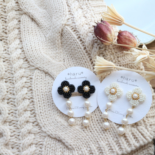 ビーズ刺繍 のお花*4petals*（ﾌﾞﾗｯｸ）とパールのピアス