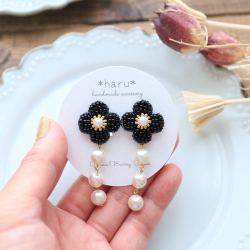 【期間限定送料無料】 ビーズ刺繍 のお花*4petals*（ﾌﾞﾗｯｸ）とパールのピアス イヤリング・ノンホールピアス