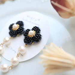 再販】ゆらゆらシリーズビーズ刺繍のお花（ﾌﾞﾗｯｸ）ピアス/イヤリング