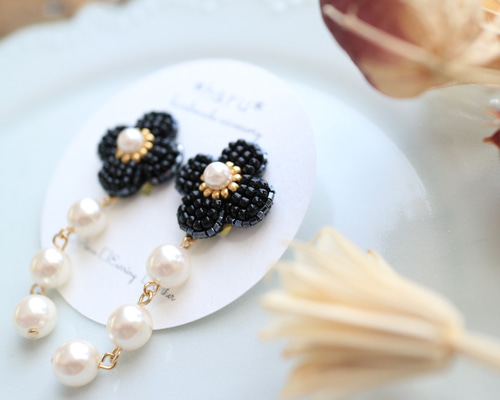 ビーズ刺繍 のお花*4petals*(ブラック)とパールのピアス ビーズ刺繍 のお花*4petals*(ブラック)とパールのピアス