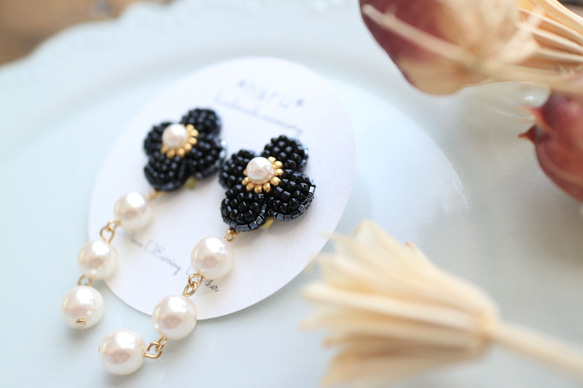 ビーズ刺繍 のお花*4petals*（ﾌﾞﾗｯｸ）とパールのピアス