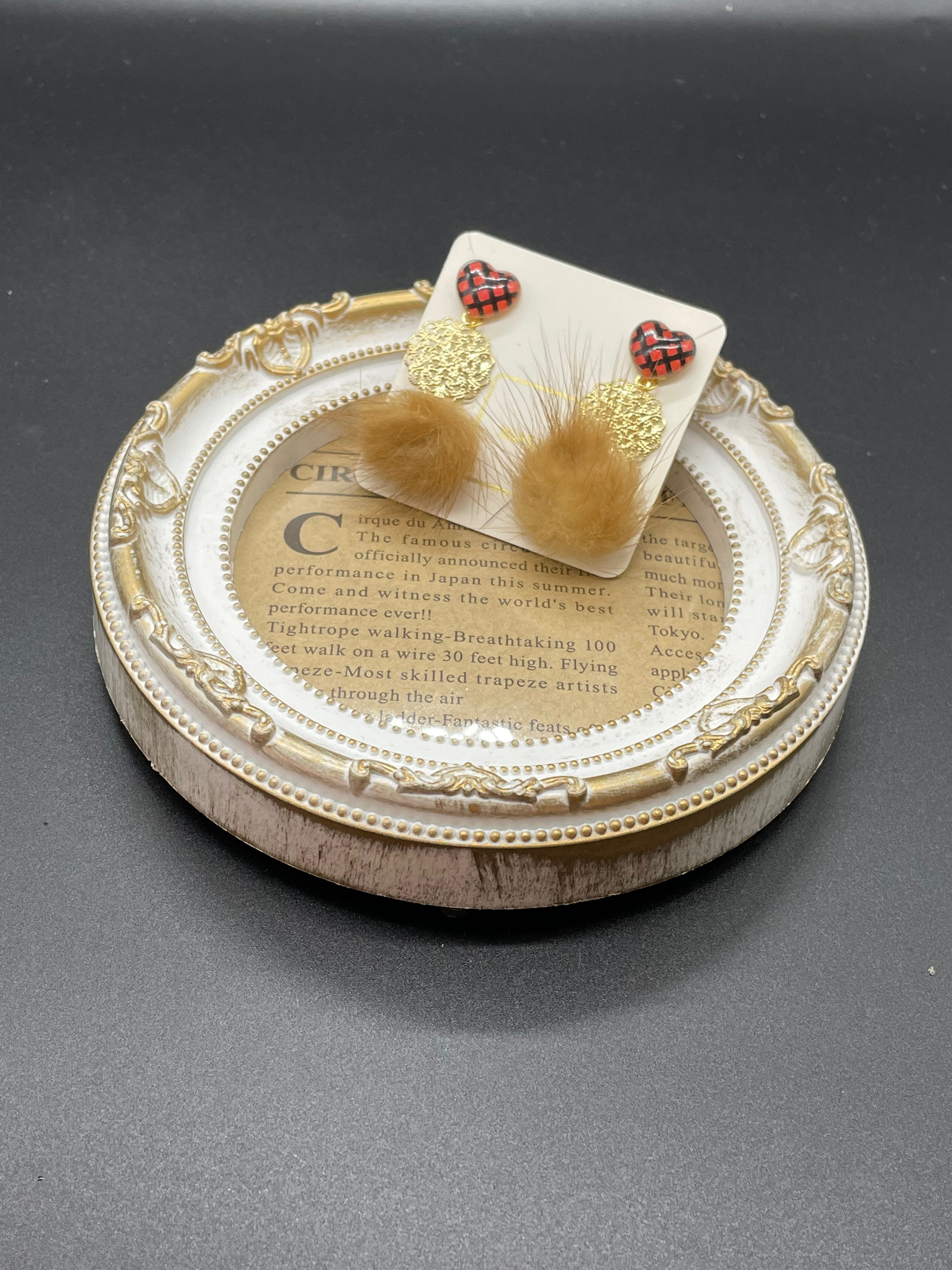 （金属アレルギー対応）赤と黒のチェックのハートカボションとファーのピアス