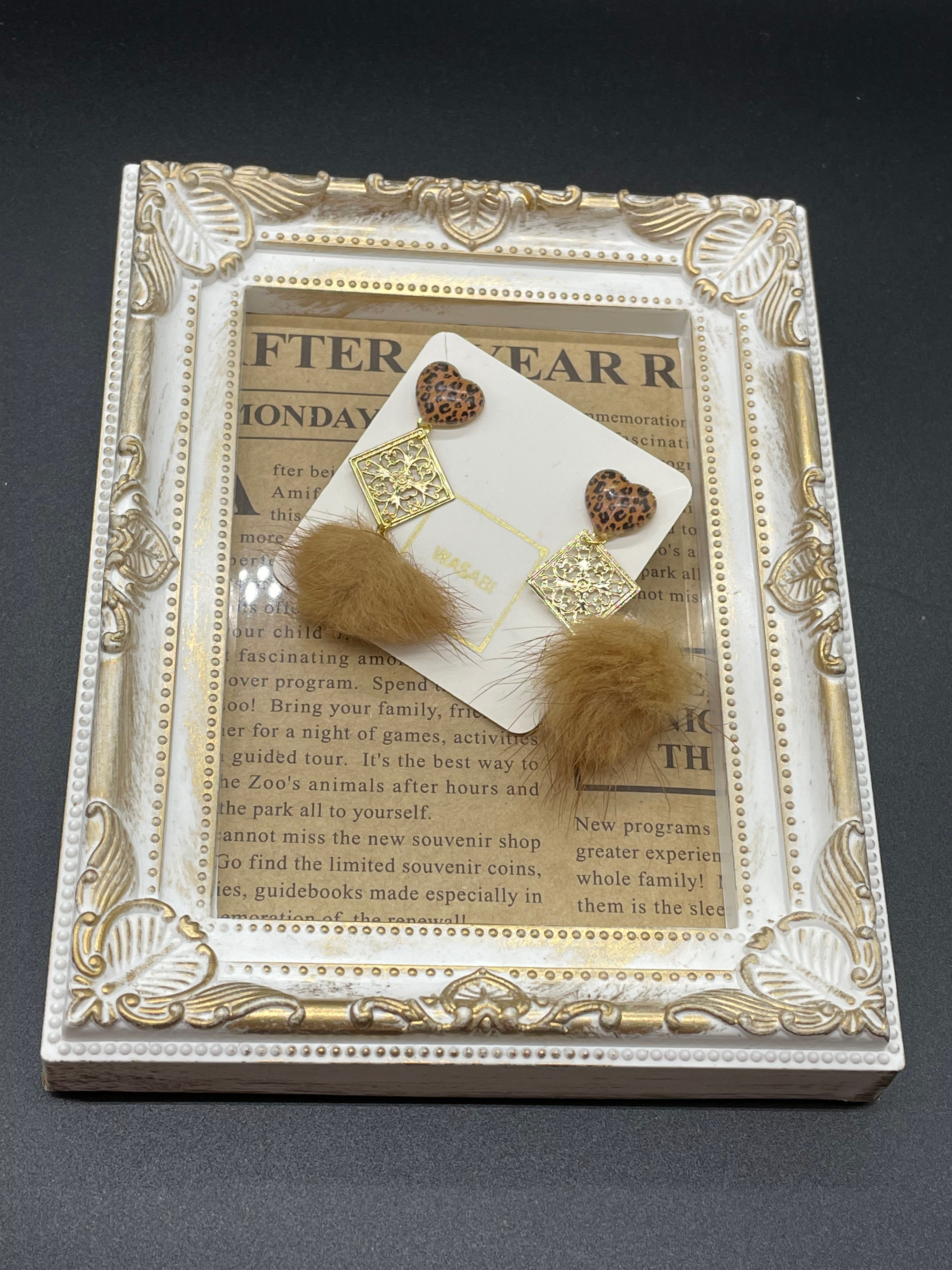 （金属アレルギー対応）ヒョウ柄のハートカボションとファーのピアス