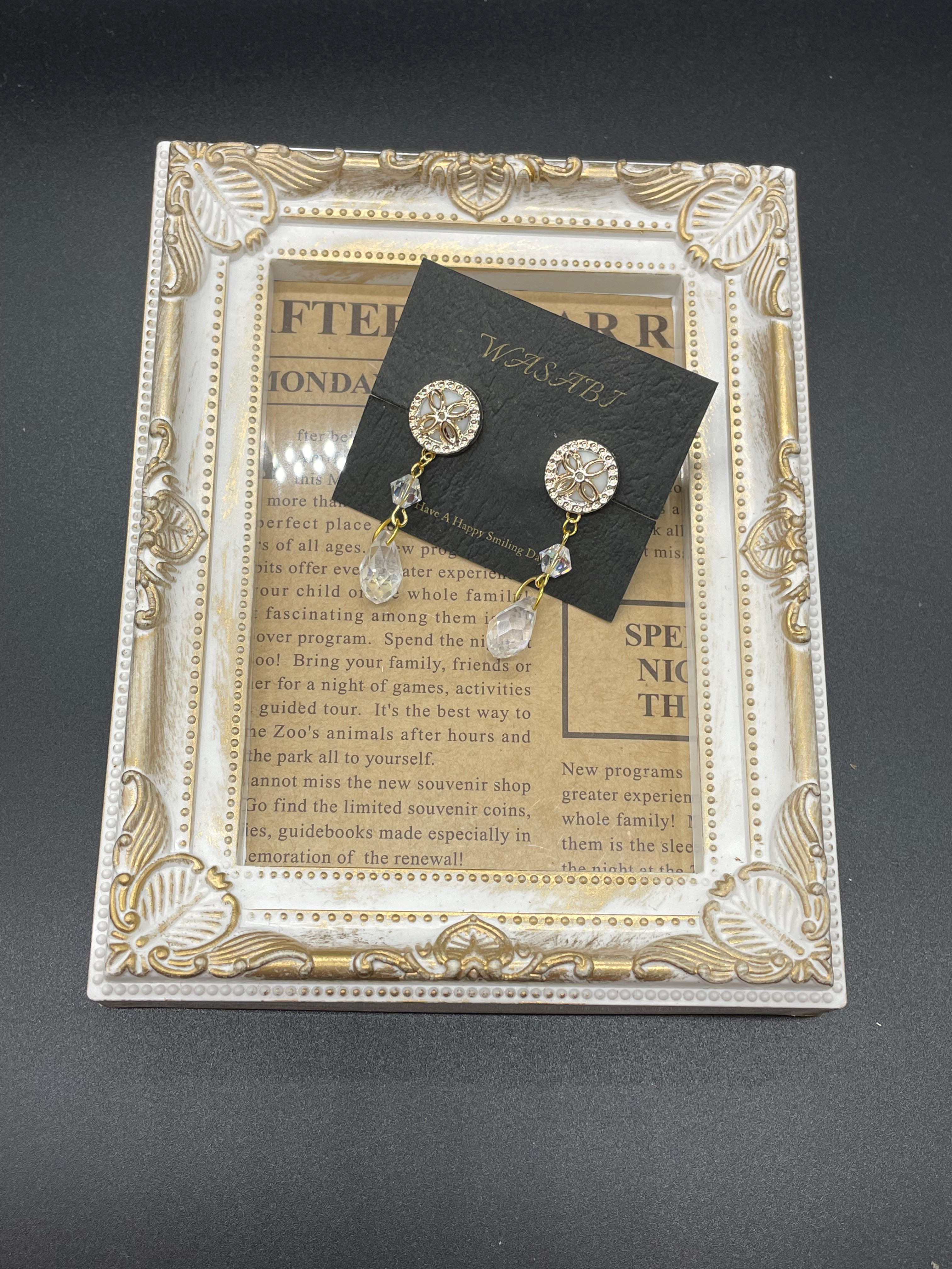 （金属アレルギー対応）エレガントな揺れるクリスタル調ピアス