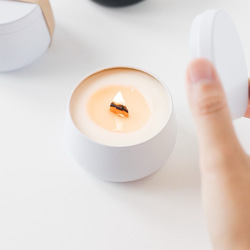 ぽってり缶の木芯キャンドル ホワイト 灯りを奏でるキャンドル ソイワックス100%使用 白インテリア 2枚目の画像