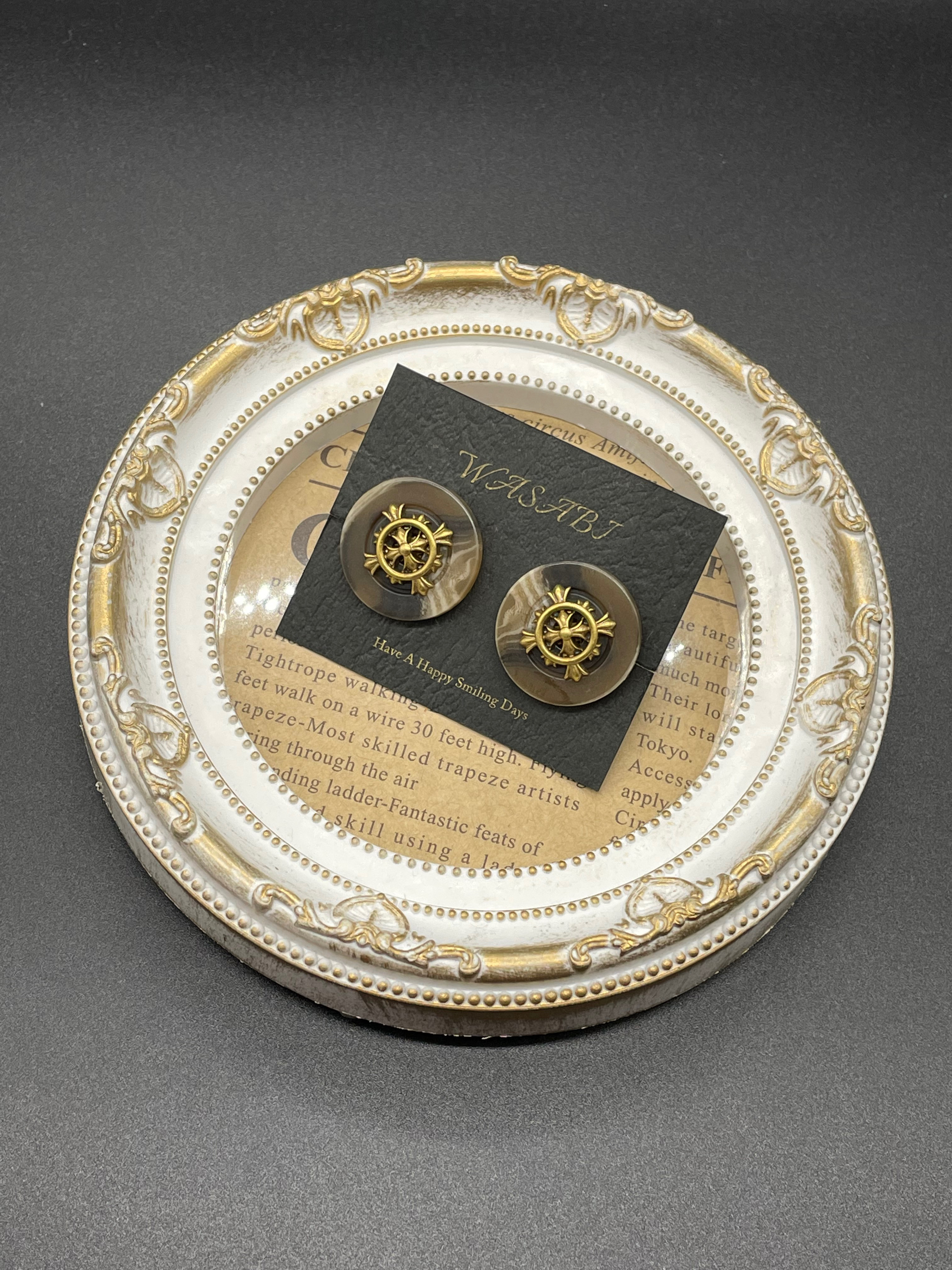 アンティーク調のボタンカボションピアス