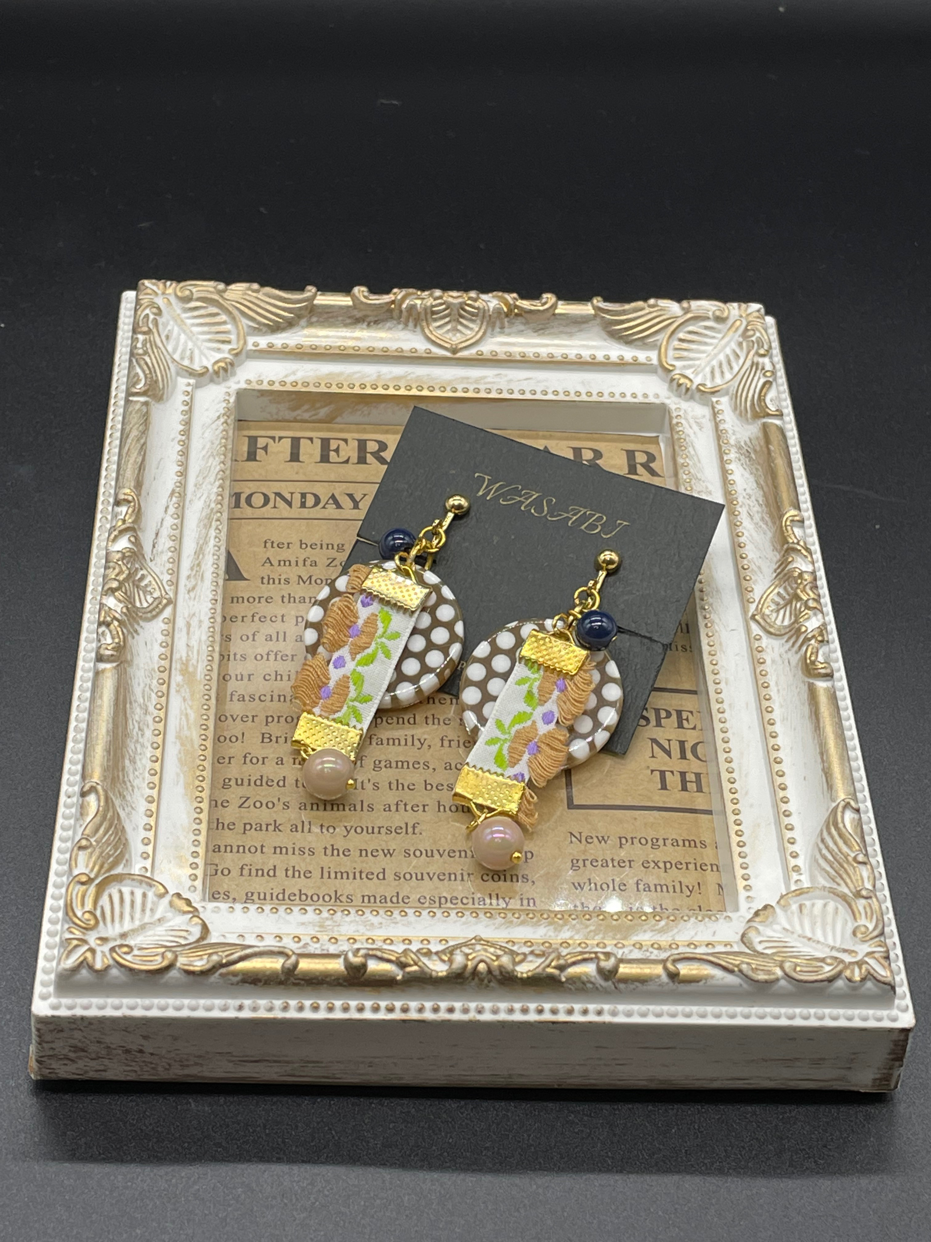 ブラウンのリボンのイヤリング