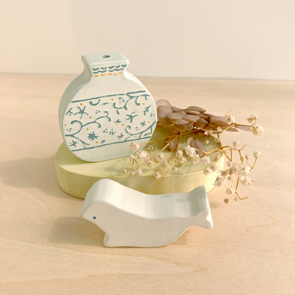 シロイルカの小さな木製花器 2枚目の画像