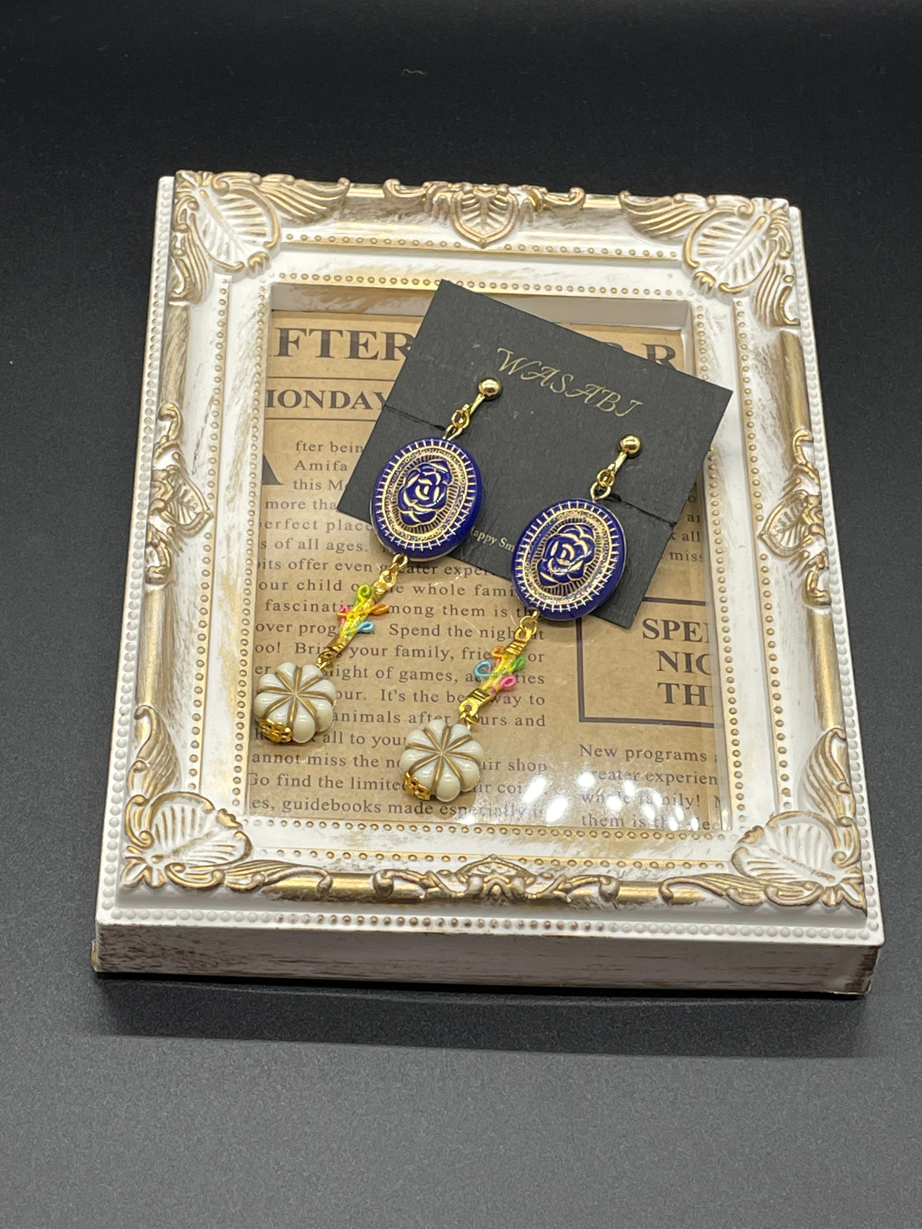 エレガントなネイビーのバラのイヤリング