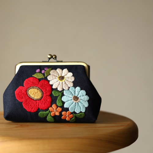 手刺繍のがま口『鳥と草花』財布・ポーチ【受注制作】 がま口