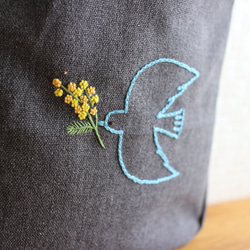 手刺繍 2wayミニトートバッグ【青い鳥とミモザ＊Charcoal Grey】送料無料 2枚目の画像