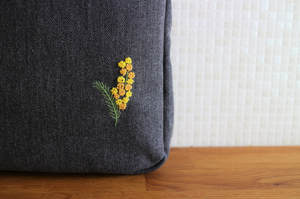 手刺繍 2wayミニトートバッグ【青い鳥とミモザ＊Charcoal Grey】送料無料 6枚目の画像