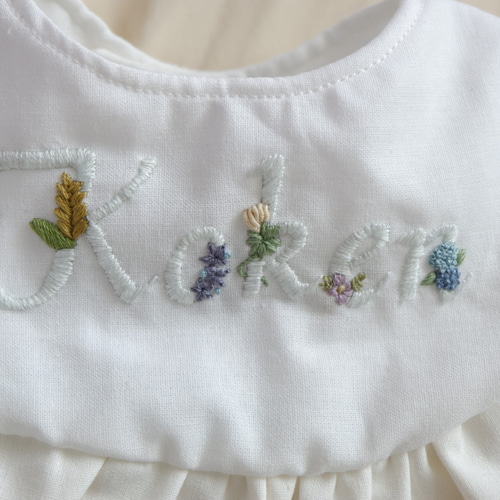 お宮参りに大人気☆男女デザインありの名入れ刺繍のフリルスタイ お宮参りに大人気☆男女デザインありの名入れ刺繍のフリルスタイ