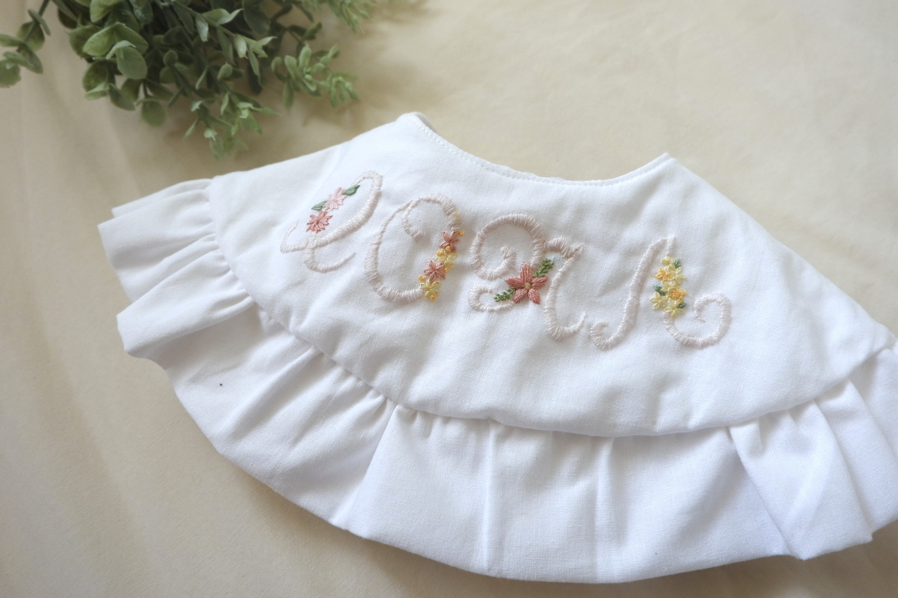 様　刺繍入りフリルスタイ aoi