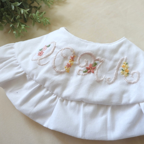 【公式ショップ】 お宮参りに大人気☆男女デザインありの名入れ刺繍のフリルスタイ スタイ・よだれかけ