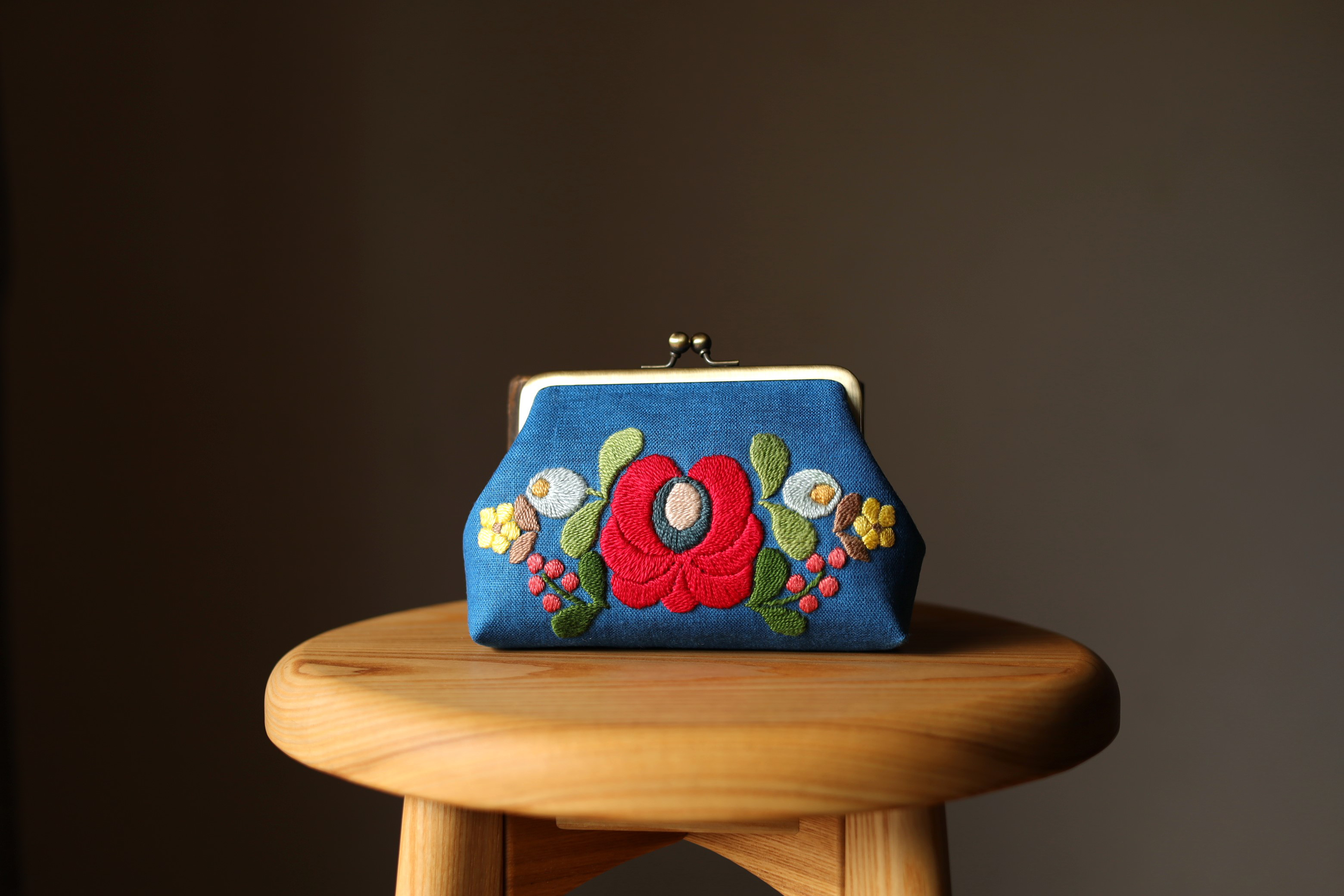 ブルーリネン　花刺繍　がま口ポーチ　M