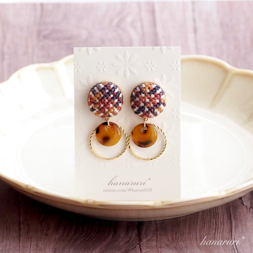 チェック柄・刺繍のイヤリングorピアス《べっ甲》 イヤリング