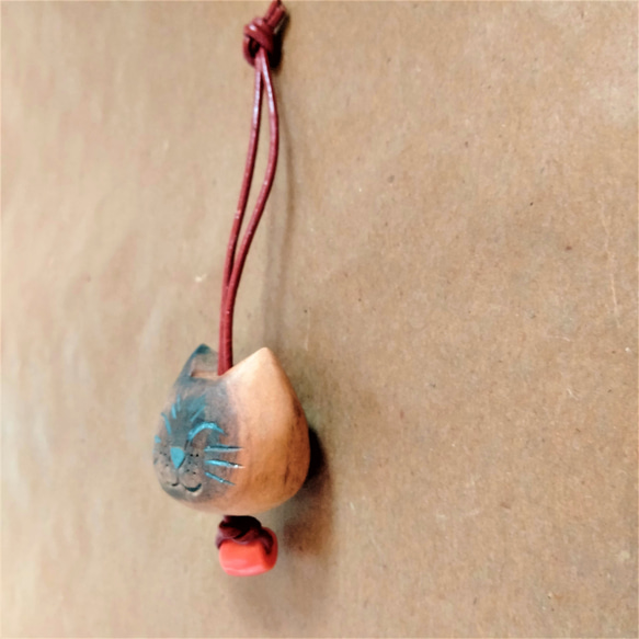 【特別価格】ネコキーホルダー＆山サンゴ2　黒柿（クロガキ）　木彫り　 3枚目の画像