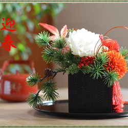 【早割お正月2023】（11/10迄）伝統文様木彫りボックスに白の芍薬と朱色や赤のマム、小松のお正月アレンジ 3枚目の画像