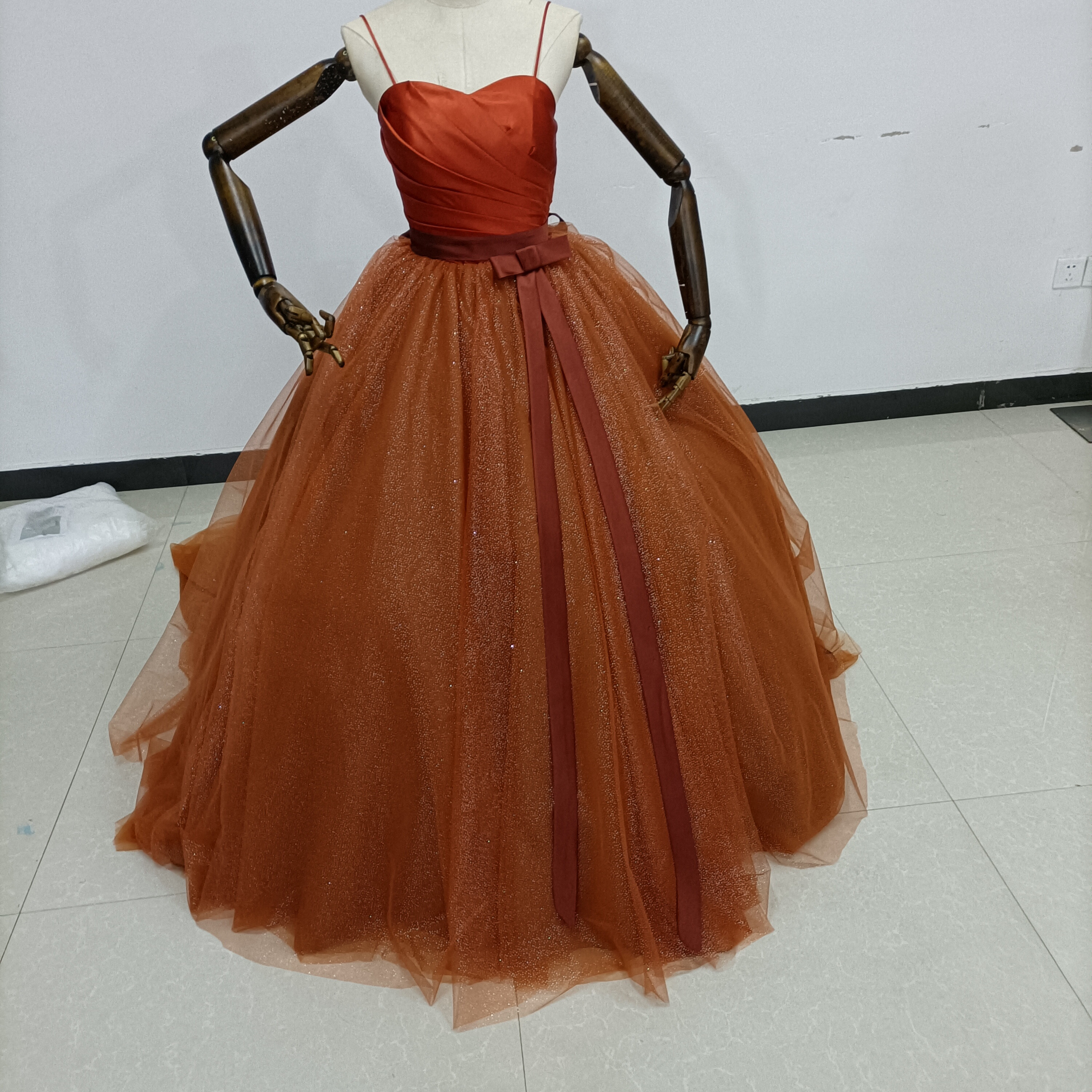 輝きな光彩を放つ 結婚式ドレス テラコッタ色 カラードレス トレーン 柔らかく重ねたチュールスカート 　華やかなトレーン 32,487円