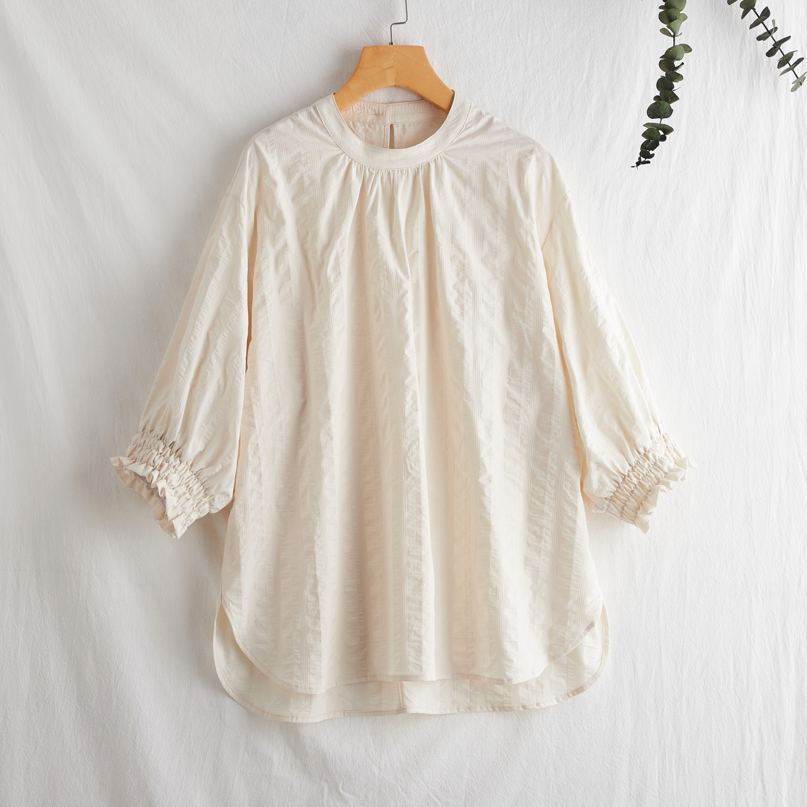 心地よいジャガード生地で華やかさを演出　コットン100％　7分袖　袖口シャーリングブラウス　ベージュ 220807-1