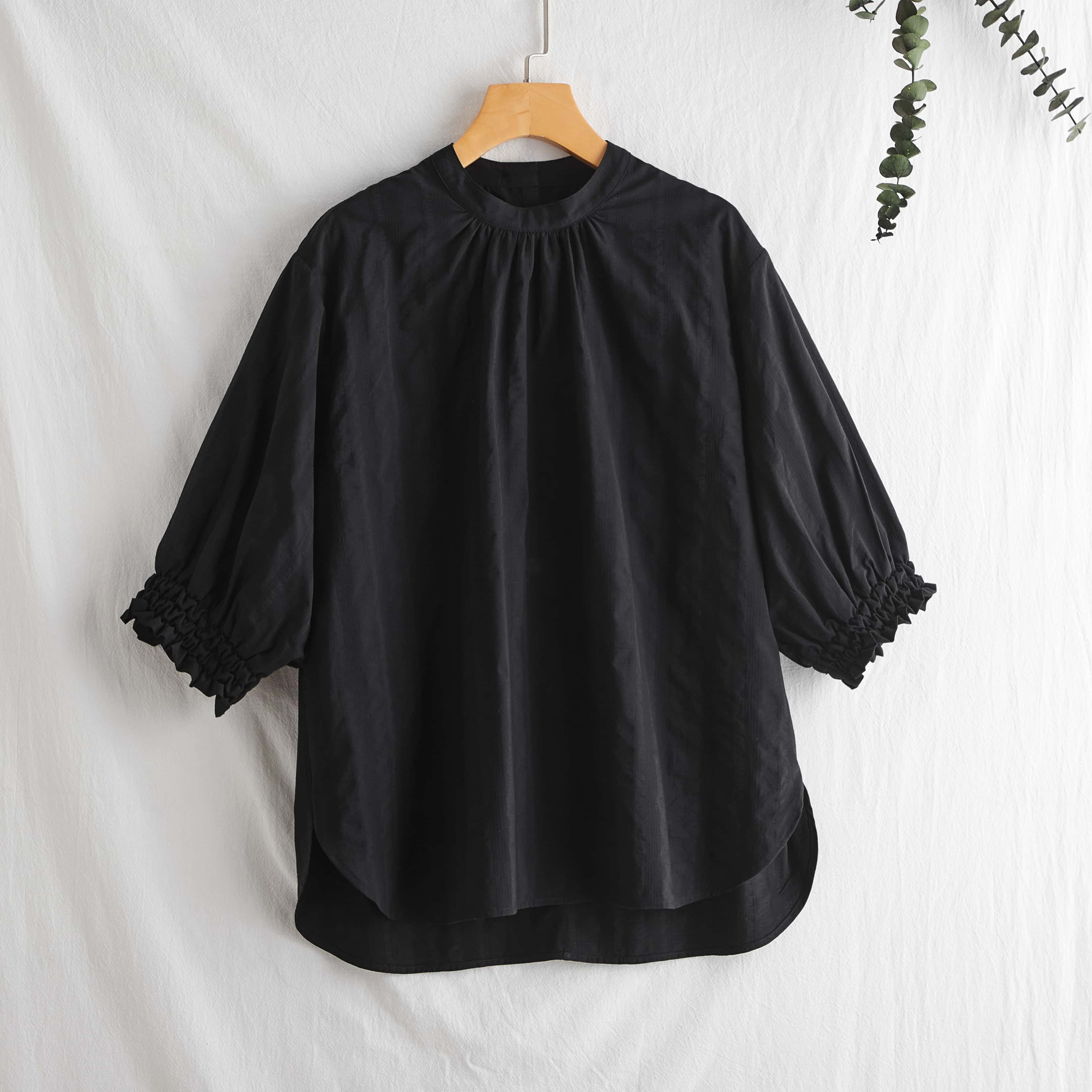 心地よいジャガード生地で華やかさを演出　コットン100％　7分袖ブラウス　ブラック 220807-2