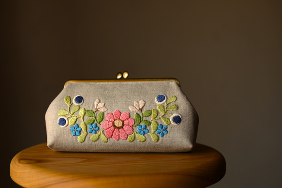 ナチュラルリネン　花刺繍　がま口ポーチ　L 4枚目の画像