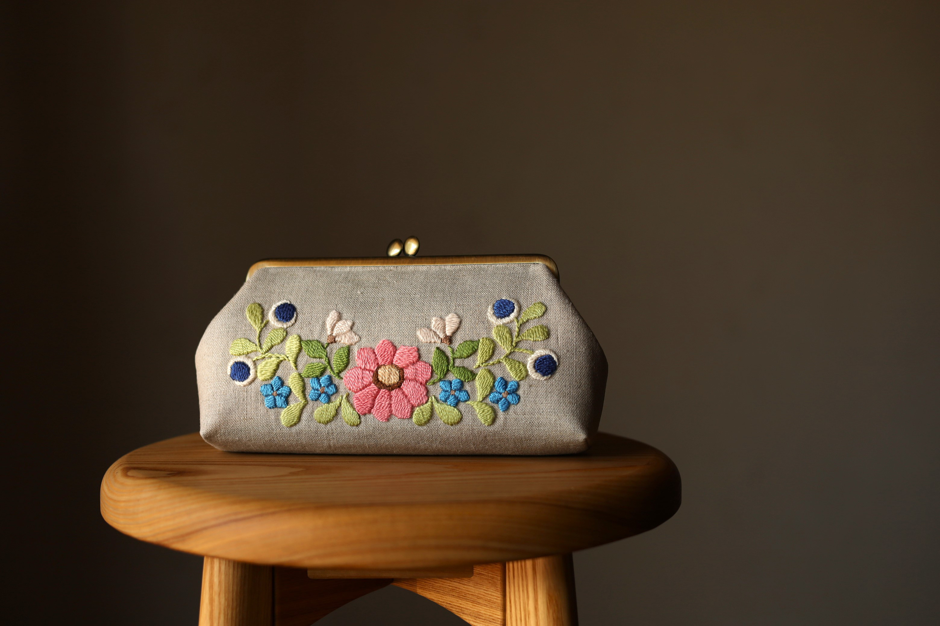 ナチュラルリネン　花刺繍　がま口ポーチ　L