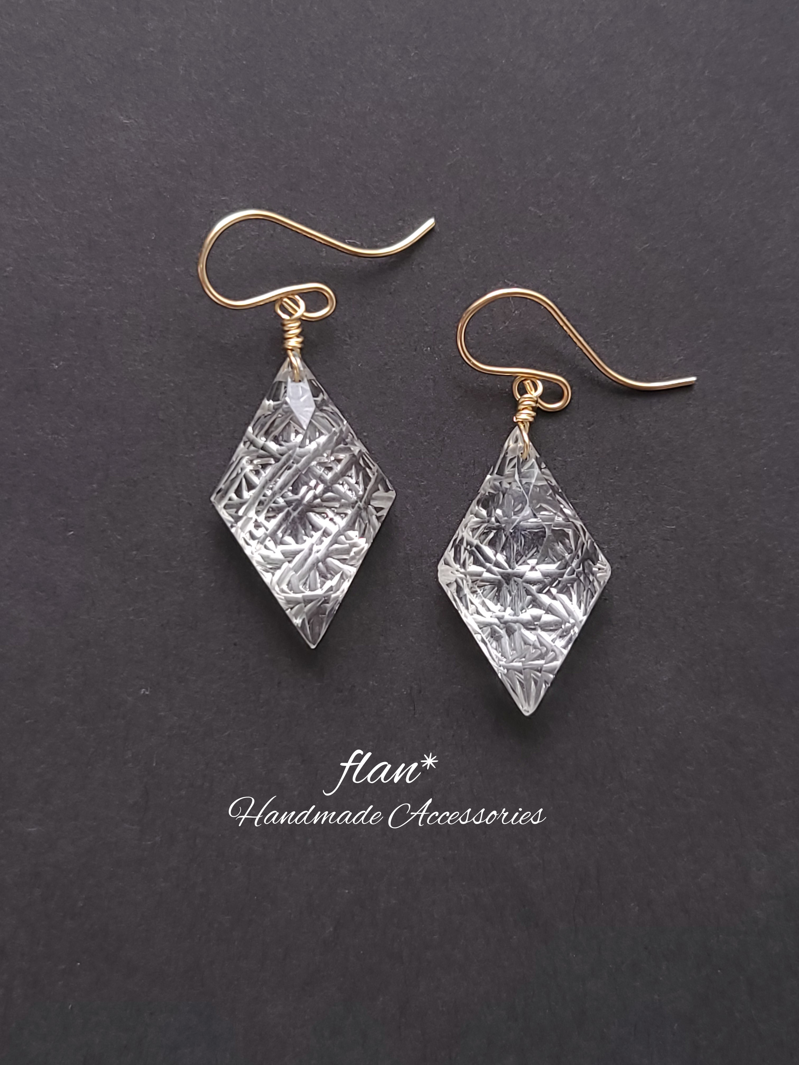 天然石 14kgf 江戸切子のようなクリスタル*カービングの一粒ピアス/イヤリング　シンプル　金属アレルギー対応　上品