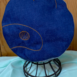 のぞきみアニマルベレー帽「たぬき」（ブルーデニム） 1枚目の画像
