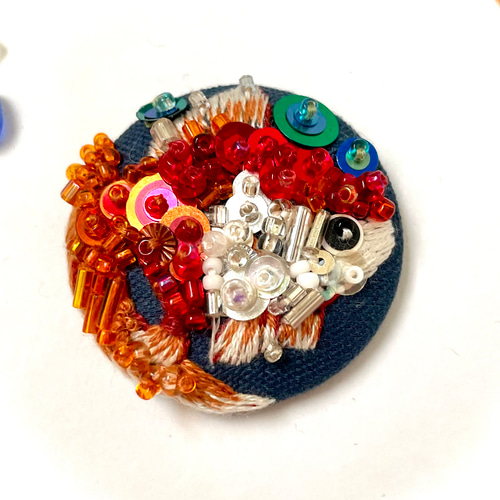 くるみボタン】②③（金魚）ハンドメイド 刺繍 ビーズ ブローチ