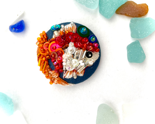 【感謝♡sale】リボン刺繍ブローチ　ハンドメイド　くるみボタン　2個 ceb2a38baa78e5f54b46e4f391ca04