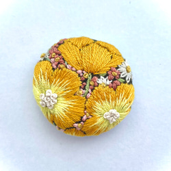 【感謝♡sale】リボン刺繍ブローチ　ハンドメイド　くるみボタン　2個 c6ad9bd93fb0baf7147edfac01eeec