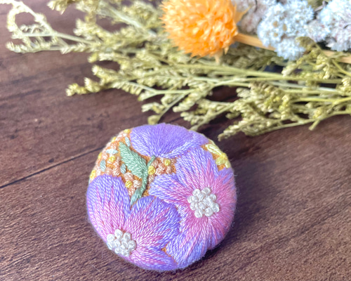 専用 こり様]くるみボタン 刺繍 ブローチ フェルト ストラップ