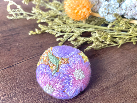 くるみボタン 鳥刺繍 ブローチ or ヘアゴム 受注制作】幸せを運ぶ鳥くるみボタン（milk tea）ブローチ or