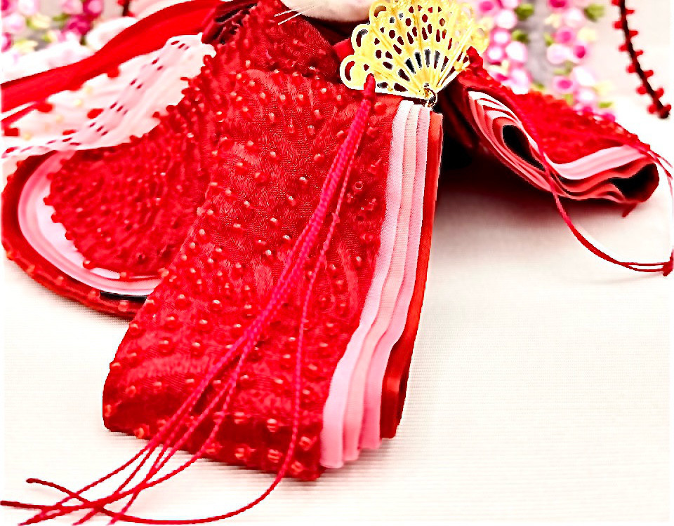 373 ひなまつり 小さな着せ替えお着物　『いちご姫』正絹緋色地に青海波文様玉飾り紅梅かさね《几帳付き》【伸縮襟仕様】