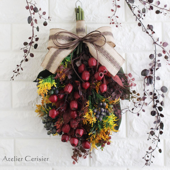 くすみピンクのラナンキュラスと黒い木の実のリース (約25cm)