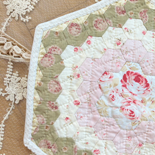 バラとヘキサゴンのパッチワークタペストリー パッチワークキルト