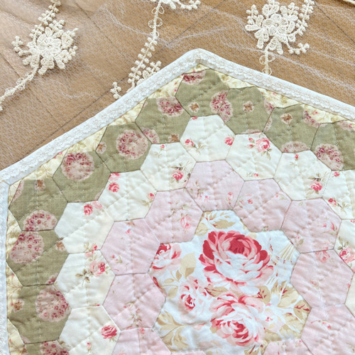 バラとヘキサゴンのパッチワークタペストリー パッチワークキルト