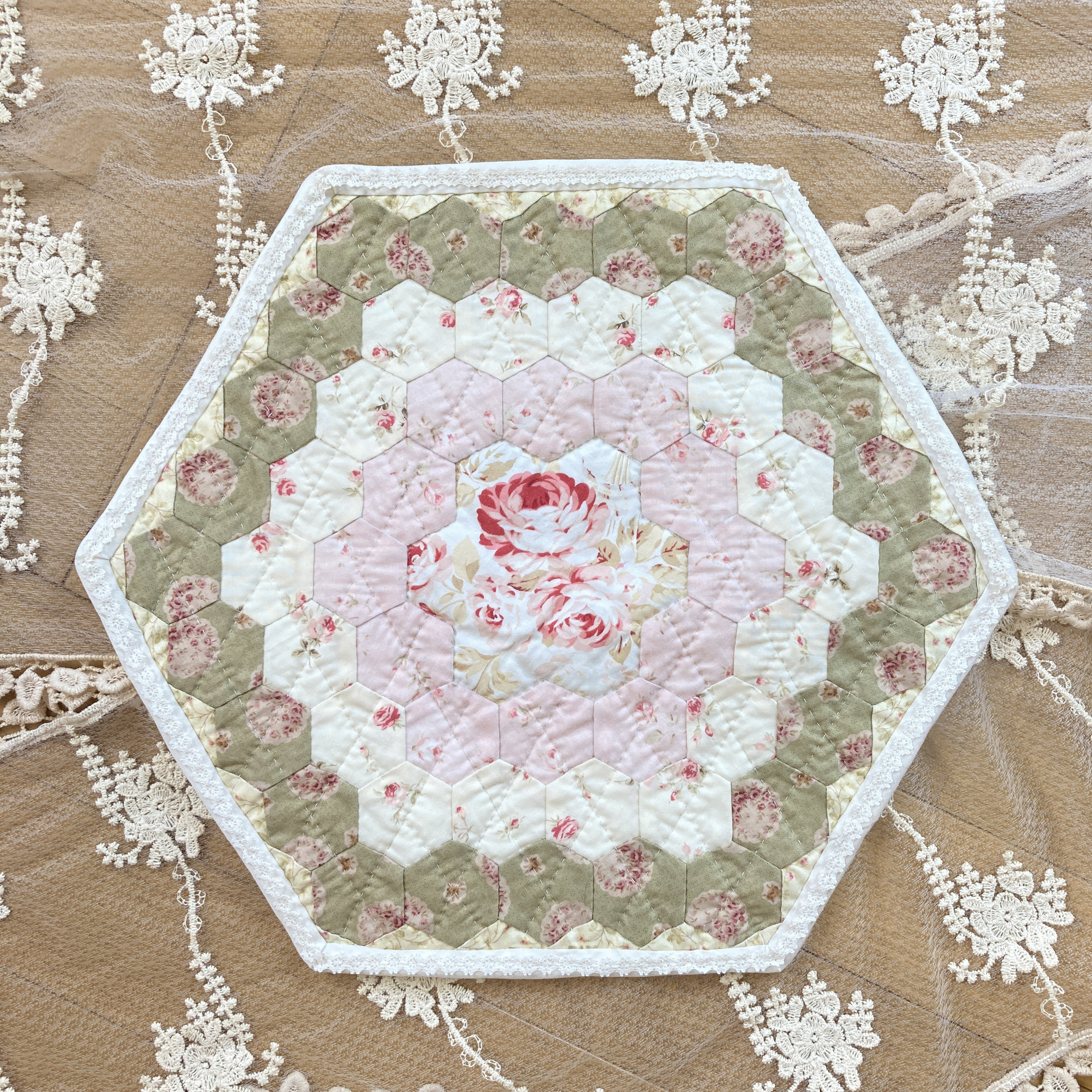 薔薇のキルト　タペストリー ハンドメイド 薔薇のキルトタペストリー パッチワーク - メルカリ