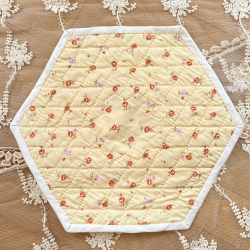 バラとヘキサゴンのパッチワークタペストリー パッチワークキルト