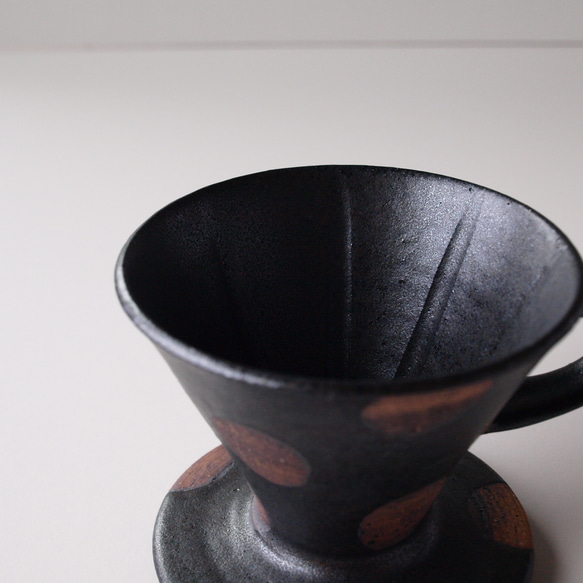 【momo様専用ページ】コーヒードリッパー＆ピッチャー・マグカップ　 黒　ドット　陶器 13枚目の画像