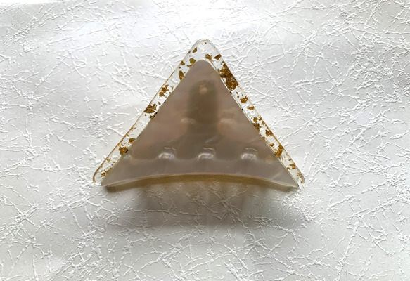 琥珀のような枠の三角バンスクリップ　ミルキーホワイト 3枚目の画像