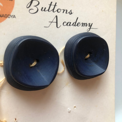 アンティーク ボタン 2個セット ビンテージ 昭和 レトロ 個性的 ハンドメイド素材 紺　ネイビー　青　ポップ アクセ 2枚目の画像