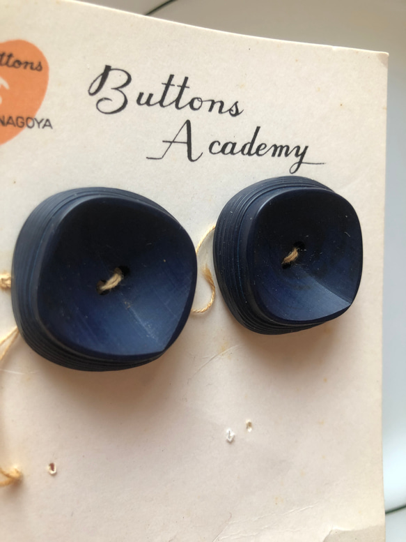 アンティーク ボタン 2個セット ビンテージ 昭和 レトロ 個性的 ハンドメイド素材 紺　ネイビー　青　ポップ アクセ 2枚目の画像