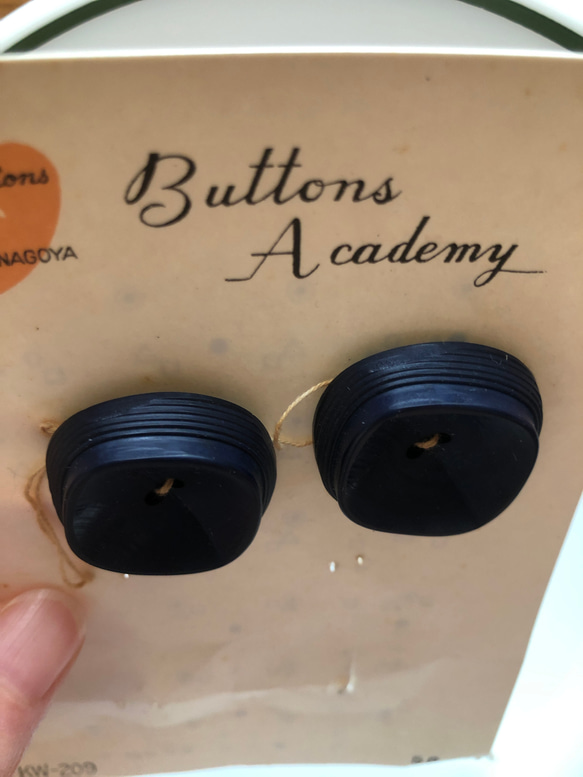 アンティーク ボタン 2個セット ビンテージ 昭和 レトロ 個性的 ハンドメイド素材 紺　ネイビー　青　ポップ アクセ 3枚目の画像
