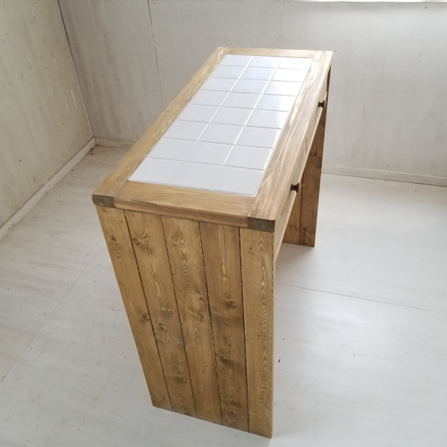 無垢材で造るキッチンカウンター カップボード 天板タイル仕上げ