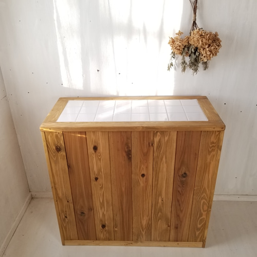 無垢材で造るキッチンカウンター カップボード 天板タイル仕上げ