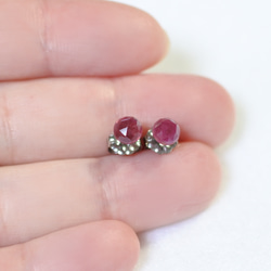 （獨一無二的商品）紅寶石玫瑰切割耳釘（5 毫米，鈦耳釘） 第4張的照片